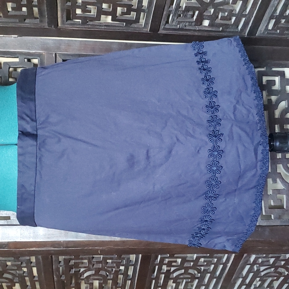 Navy blue Draper James floral trim size 6 skirt. Great condition.